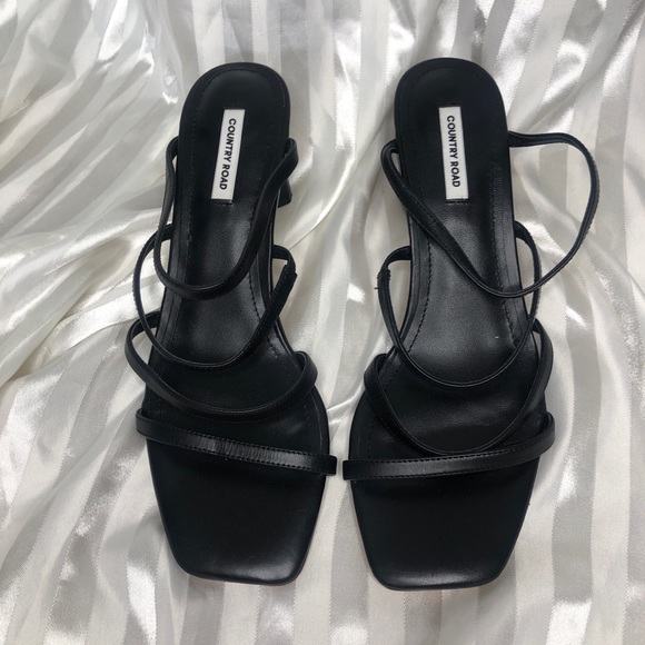 NEAR NEW COUNTRY ROAD Size 39 Black Cuban block heels - Picture 2 of 8